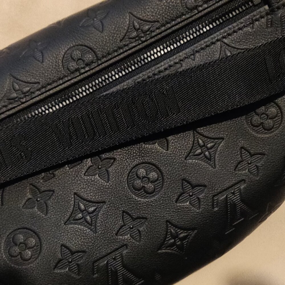 Louis Vuitton Discovery Bumbag (waist/over the shoulder/cross the body) Black on